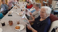 Děti malují seniorům k svátku Děti malují seniorům k svátku