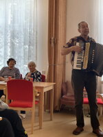 Harmonika v Charitním domově 